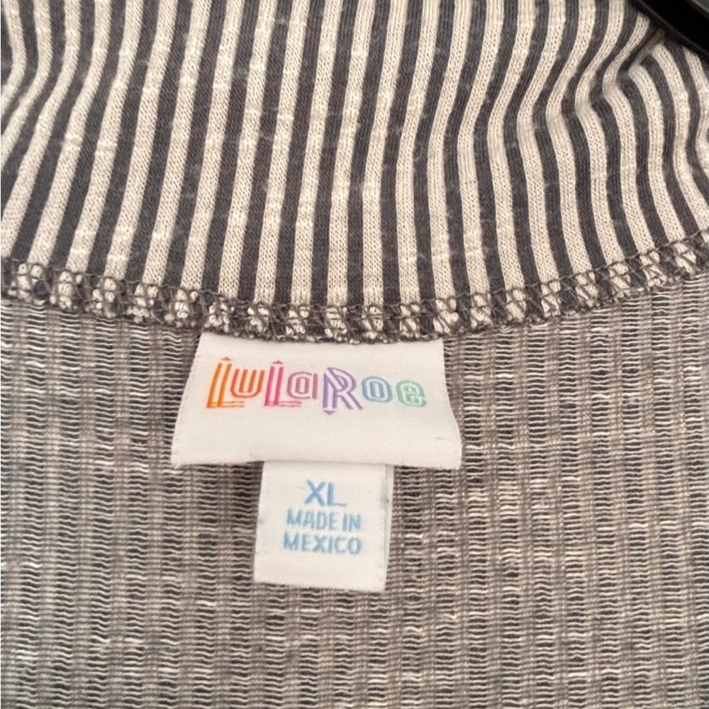 Lularoe Courtney Top in large and Xl - Picture 5 of 6